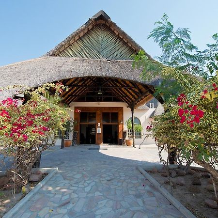 Oshakati Country Hotel Bagian luar foto