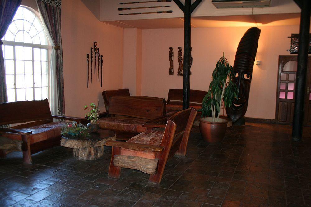Oshakati Country Hotel Bagian luar foto