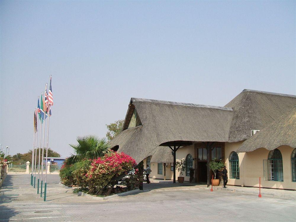 Oshakati Country Hotel Bagian luar foto