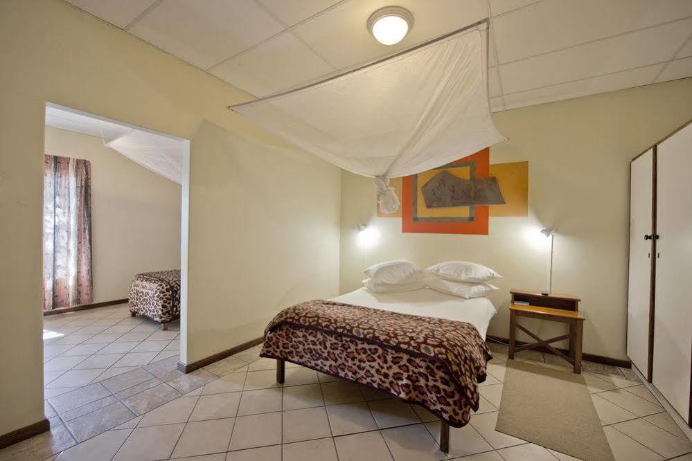 Oshakati Country Hotel Bagian luar foto