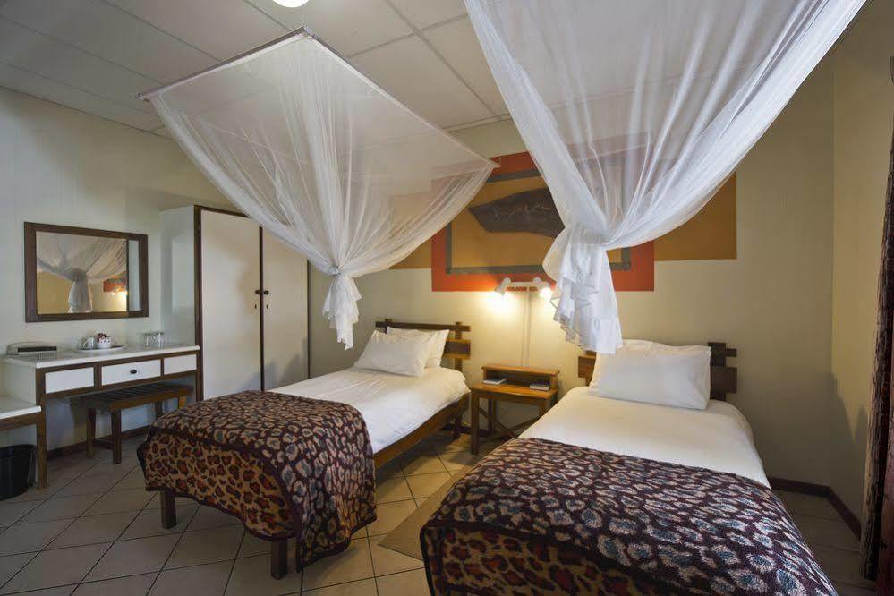 Oshakati Country Hotel Bagian luar foto